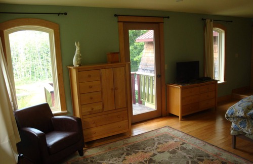 Friday Harbor Cottage | A Charming And Artistic Cottage Set In a Beautiful Garden