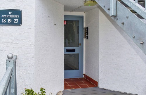 Seaview Apartment | A charming apartment just a short stroll from the beach and local amenities.