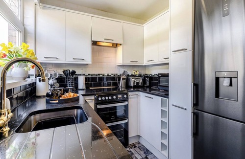Horton Cottage | A charming bungalow in Port Eynon, Gower, just minutes from the beach.
