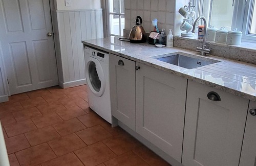 Bude Cottage | A charming character cottage very close to beaches and town, off street parking