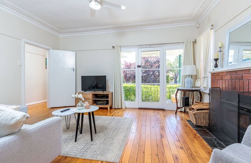 Dubbo House | A charming Cottage Home located just a short walk from Dubbo CBD.
