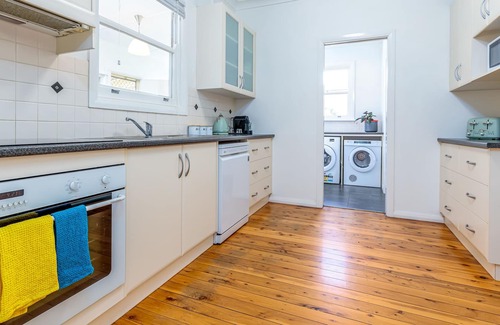 Dubbo House | A charming Cottage Home located just a short walk from Dubbo CBD.