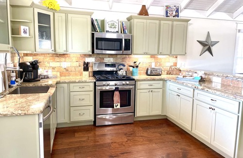 Fredericksburg House | A Charming Country Cottage just a few blocks from Main Street!