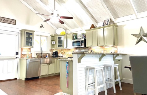 Fredericksburg House | A Charming Country Cottage just a few blocks from Main Street!