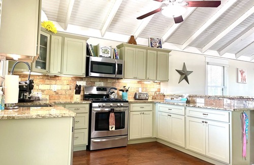 Fredericksburg House | A Charming Country Cottage just a few blocks from Main Street!