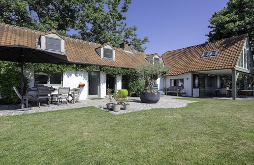 Bellegem House | A charming holiday home with a swimming pool.