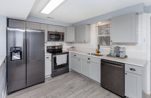 Des Moines House | A Charming Home Minutes to Downtown, Zoo, & Airport with Hidden Reading Nook!