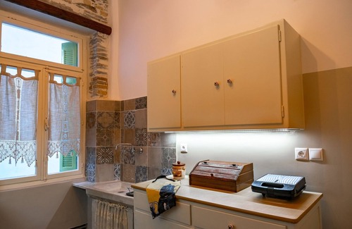 Paleopolis House | A charming retreat with timeless beauty