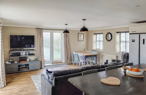 Wisbech Cottage | A charming riverside cottage in Upwell, accommodating up to 10 guests.