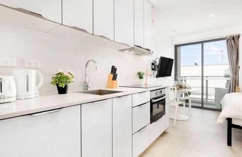 Bondi Beach Apartment | A Chic Beach Studio, 5min stroll to Bondi Beach