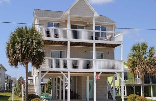 Surf City House | A Coastal Retreat - Charming 4BR Home with Great Outdoor Space
