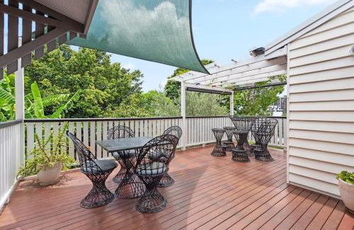 Woolloongabba House | A Colourful Life 4Bed-2Bath-1Car - Queenslander