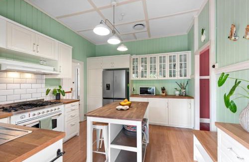 Woolloongabba House | A Colourful Life 4Bed-2Bath-1Car - Queenslander