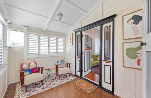 Woolloongabba House | A Colourful Life 4Bed-2Bath-1Car - Queenslander