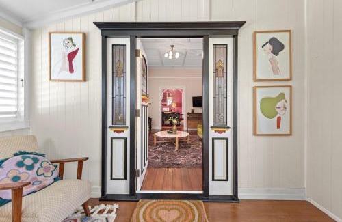 Woolloongabba House | A Colourful Life 4Bed-2Bath-1Car - Queenslander