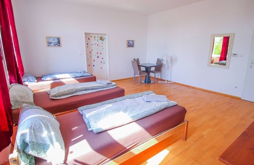 Liesing Apartment | A comfortable, well-located Premium Apartment LV8