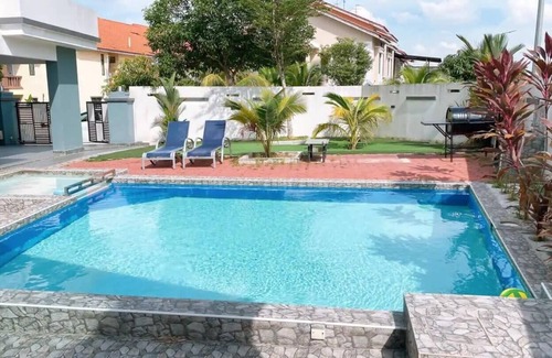 Tebrau House | A Comfy & Cozy 4BR Home with Private Pool