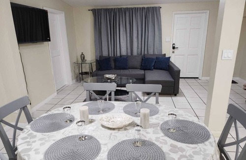 West Hollywood House | A comfy getaway home near the beach and too many amenities