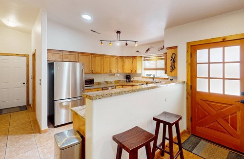 Moab House | A Community Pool & Private Jetted Tub Await at this Dog-Friendly Home