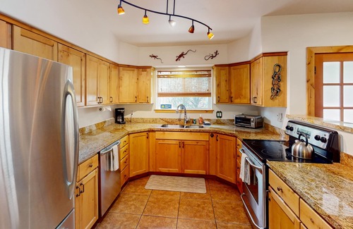 Moab House | A Community Pool & Private Jetted Tub Await at this Dog-Friendly Home
