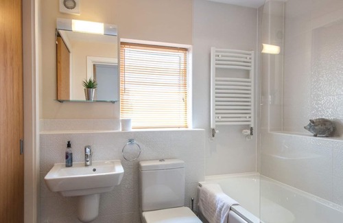 Malmesbury Cottage | A contemporary glass fronted lake side home that sleeps 10 guests in 5 bedrooms