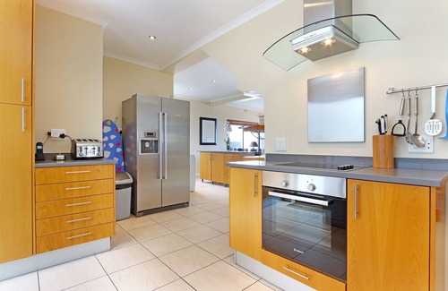 Camps Bay Villa | A contemporary home with a pool a minute from Camps Bay Beach