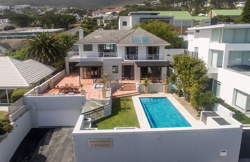 Camps Bay Villa | A contemporary home with a pool a minute from Camps Bay Beach