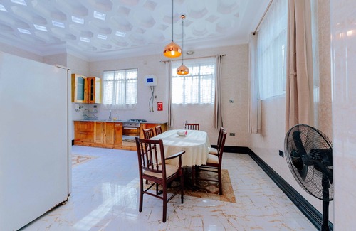 Mazizini House | a cool 3 bed bungalow, a hop away from the airport
