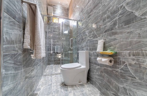 Mazizini House | a cool 3 bed bungalow, a hop away from the airport