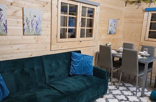 Old Windsor Cabin | A Cosy cabin retreat - 5 mins away from Windsor and 10 mins from Legoland.