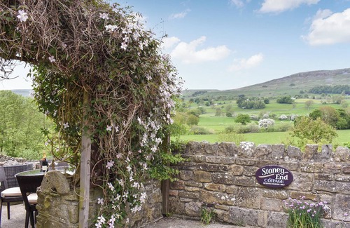 Worton Cottage | A cosy cottage with spectacular views and optional hot tub.
