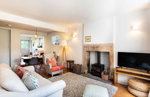Calver Cottage | A cosy country cottage in the village of Curbar with amazing views of Curbar Edge