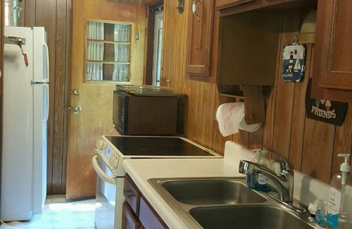 Goldbond Cabin | A cottage on the new river