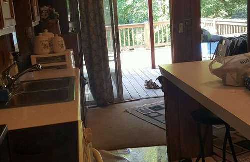 Goldbond Cabin | A cottage on the new river