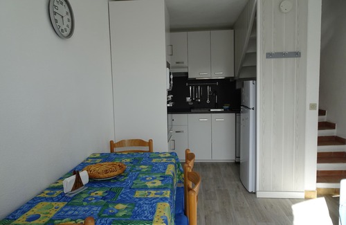 La Londe-les-Maures House | A cozy nest, for the holidays, in yellow and blue.