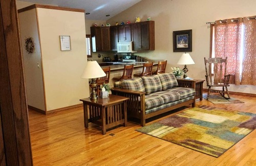 Rockville House | A Cozy, relaxing hideaway! 1/2 a mile from Billie Creek Covered Bridge.