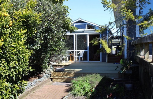 Ngongotaha Apartment | A cozy studio with a beautiful tranquil lakeside location on Lake Rotorua