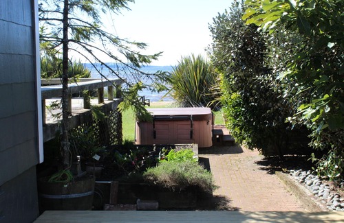 Ngongotaha Apartment | A cozy studio with a beautiful tranquil lakeside location on Lake Rotorua