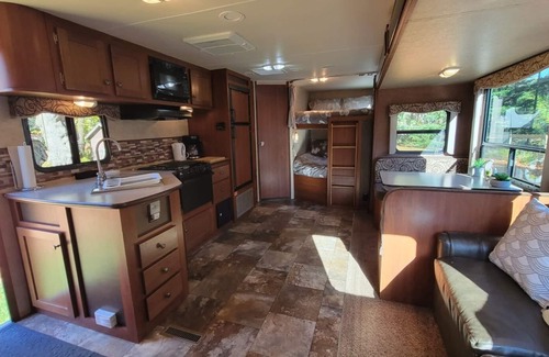 Port Alberni House | A cozy travel trailer on an acreage. Plenty of lakes, hiking and fishing near by