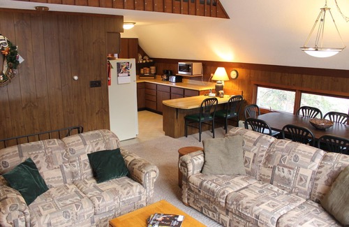 Bessemer House | A Cozy Vacation Home with a Sauna & Beautiful Nature View