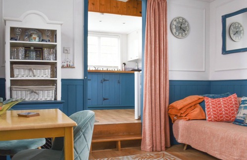 Clacton-on-Sea Cottage | A cute and cosy boat situated nearby the town and opposite the water park.