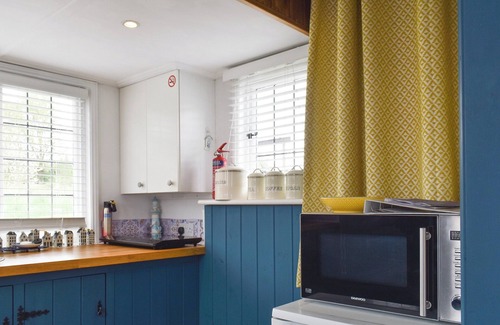 Clacton-on-Sea Cottage | A cute and cosy boat situated nearby the town and opposite the water park.