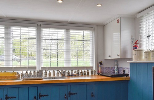 Clacton-on-Sea Cottage | A cute and cosy boat situated nearby the town and opposite the water park.