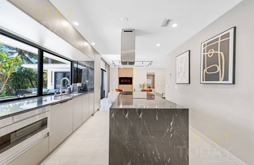 Hallandale Beach Villa | ★ A Designers 5 Bedroom Home - Heated Pool/BBQ/Boat Dock 55ft