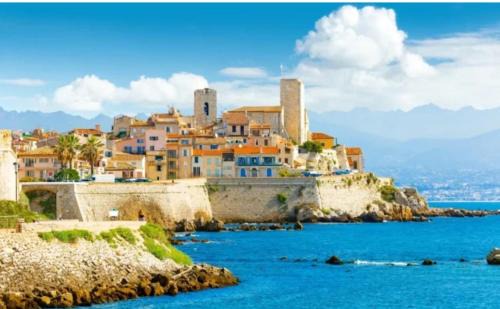 Antibes Old Town Apartment | A deux pas des plages et au coeur du vieil Antibes , beau studio rénové