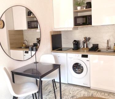 Antibes Old Town Apartment | A deux pas des plages et au coeur du vieil Antibes , beau studio rénové
