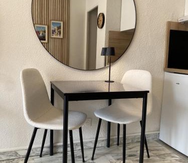 Antibes Old Town Apartment | A deux pas des plages et au coeur du vieil Antibes , beau studio rénové