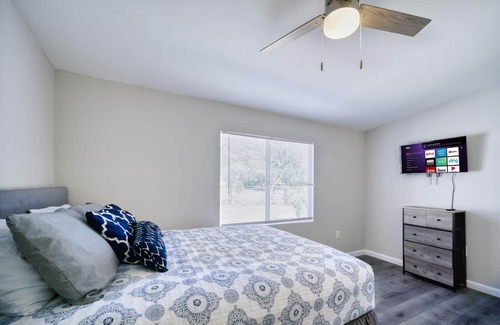 Jacksonville House | ~[A] Doze'n D'luxe Sleeps 12 Krispy Kreme~