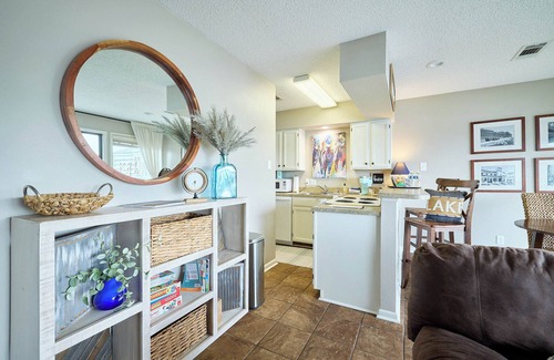 Hot Springs Condo | A dreamy couples' escape with Lake Hamilton's finest views.