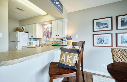 Hot Springs Condo | A dreamy couples' escape with Lake Hamilton's finest views.